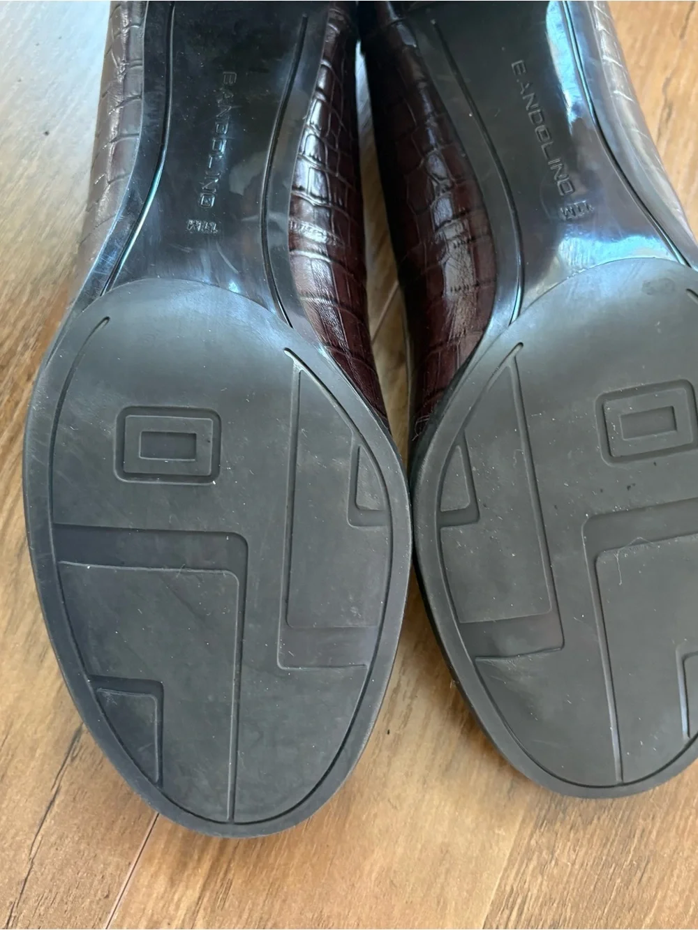 Bandolino Women's Dark Brown Croc-Embossed Loafers size 11. INV25/568